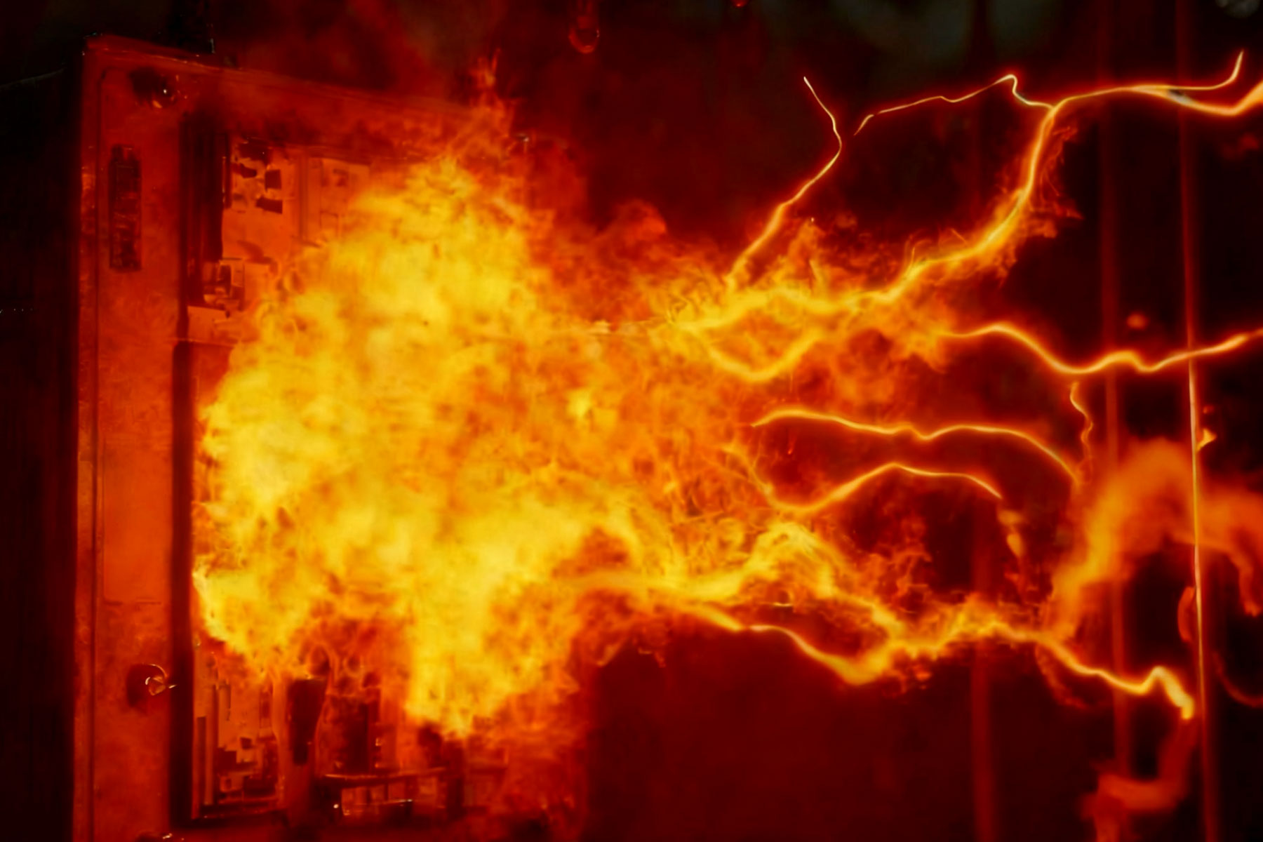 Quels sont les risques d’arc électrique associés à la commutation des batteries de condensateurs et comment peuvent-ils être atténués ?