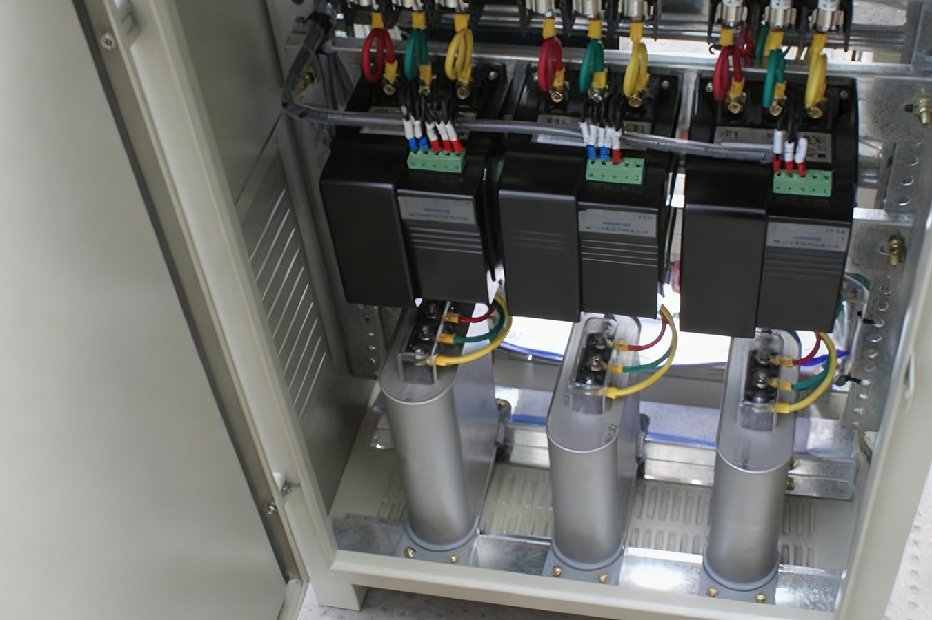 Comment déterminer l'emplacement optimal des condensateurs shunt auto-réparateurs au sein d'un réseau de distribution électrique complexe ?