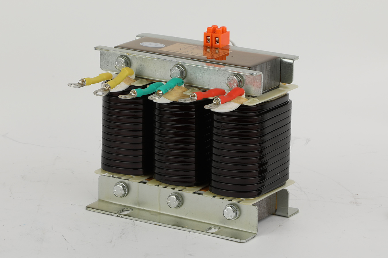 Comment dimensionner correctement un réacteur de désaccord pour garantir la protection des condensateurs sans compromettre la capacité de compensation ?