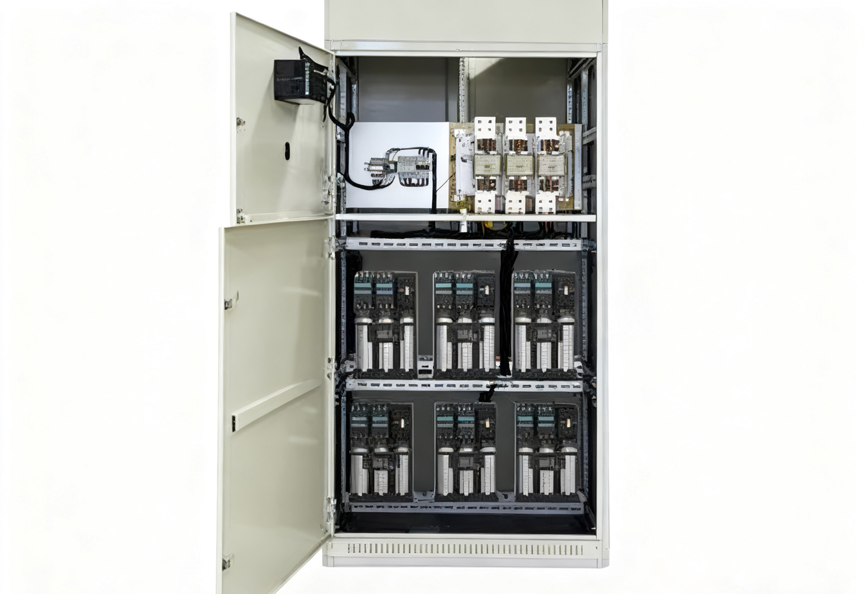 Que nous dit la valeur « D/kVar » d'un condensateur sur sa densité énergétique et sa taille physique ?