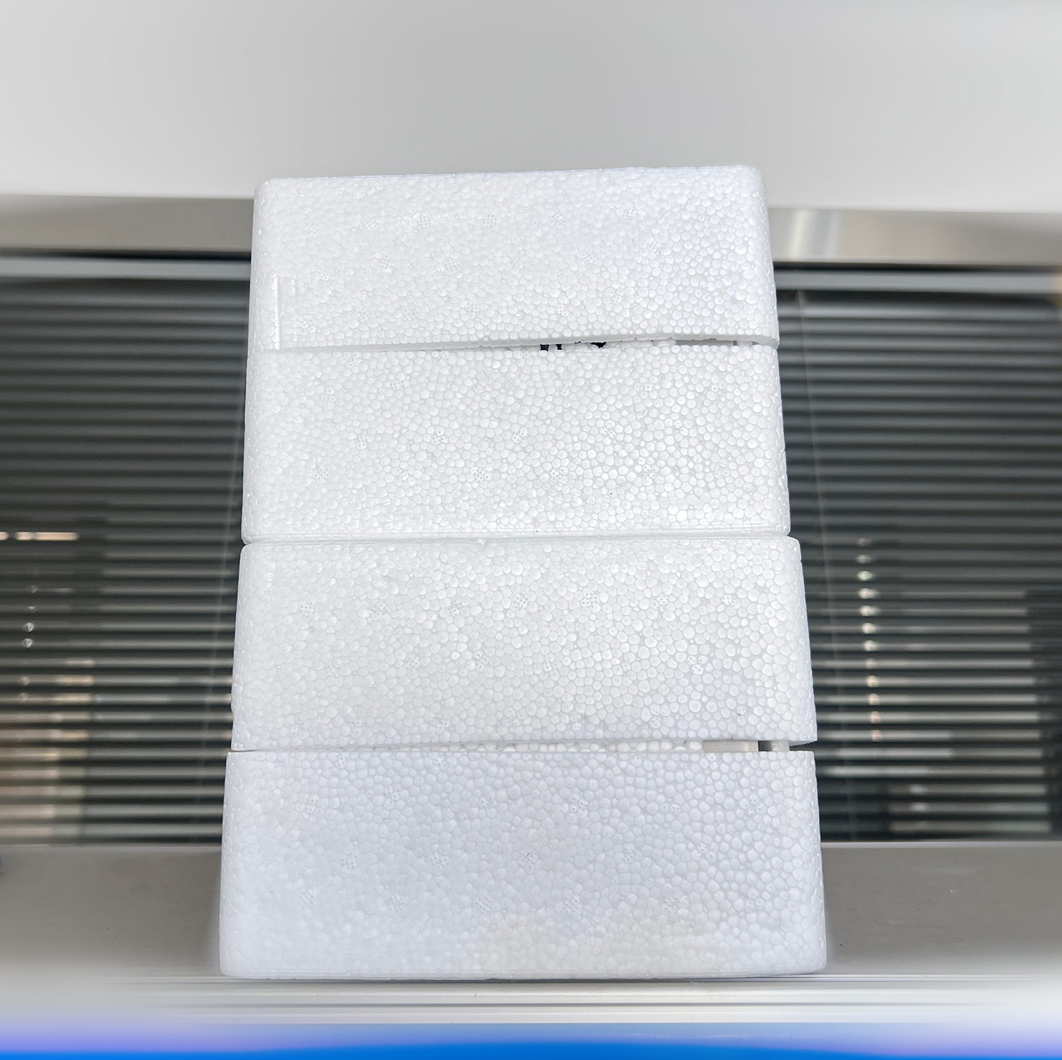 Quelles sont les meilleures pratiques pour stocker les condensateurs shunt auto-réparateurs de rechange avant leur mise en service ?