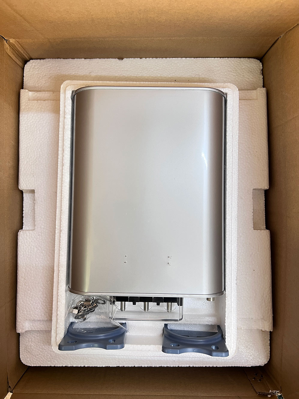 Quels sont les contrôles essentiels lors de la mise en service sur site de nouveaux condensateurs ?